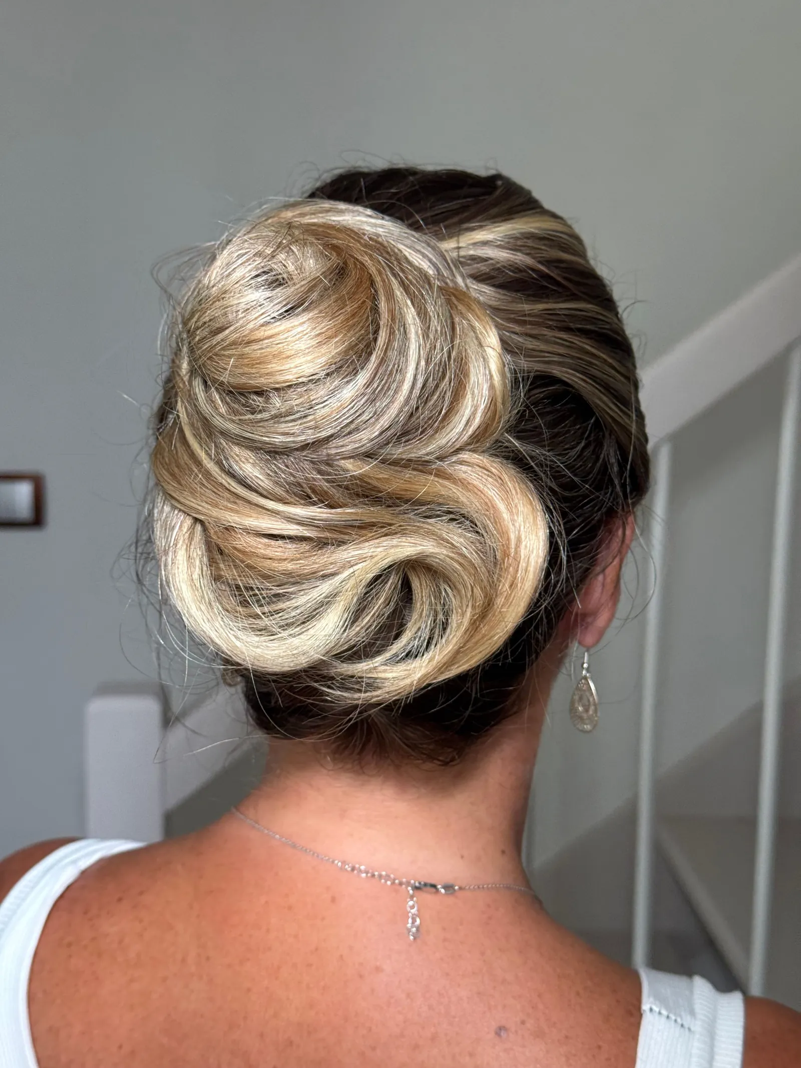 Coiffure événementielle réalisée par BB MAKEUP : chignon en volutes sur cheveux blonds